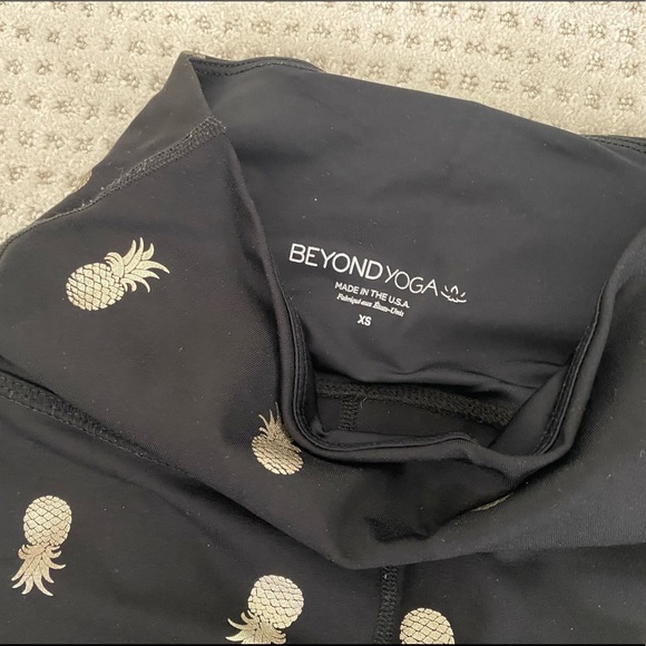 Beyond Yoga Gold Pineapple Leggings - Picture 3 of 5
